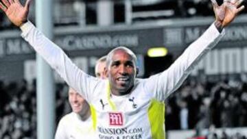 <b>IMPARABLE. </b>Defoe levanta los brazos para celebrar su cuarto gol.