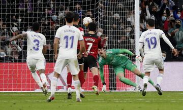 3-1. Gonçalo Guedes marca el gol del conjunto che tras lanzar el penalti, desviar Courtois y rematar de nuevo con la cabeza para mandar el balón a la red.