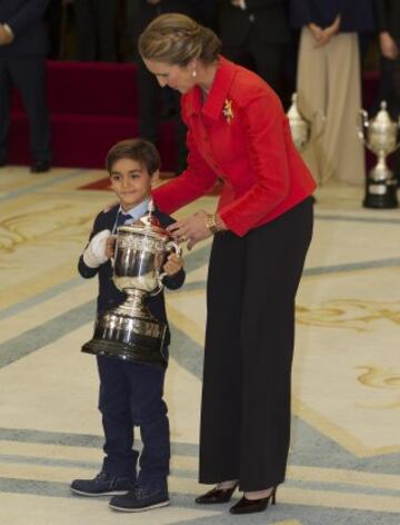 Doña Elena entrega el Premio a Alejandro Rodríguez (persona o entidad destacada por un gesto de nobleza o juego límpio). El pequeño jugador de fútbol fue famoso tras separar a un árbitro y un entrenador mientras discutían en un partido en Gran Canaria. 
