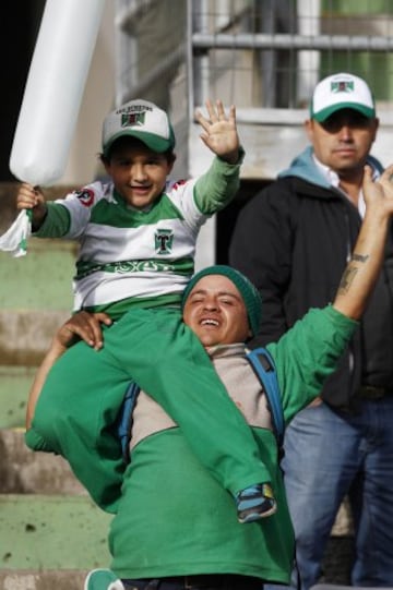 Futbol, Temuco v Copiapo.
Campeonato Loto 2015 - 2016 primera B.
Hinchas de Temuco alientan a sus jugadores durante el partido contra Copiapo por primera B en el estadio Bicentenario Germán Becker.
Temuco, Chile.
16/04/2016
Ramon Monroy/Photosport*******

Football, Temuco v Copiapo.
Loto Championship 2015 - 2016 first B.
Temuco's fans cheer during Copa Loto Championship first B football match against Copiapo at  Bicentenario Germán Becker stadium in Temuco, Chile.
16/04/2016
Ramon Monroy/Photosport