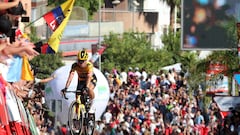 El ciclista esloveno Primoz Roglic llega a meta tras su caída en la decimosexta etapa de La Vuelta en Tomares.