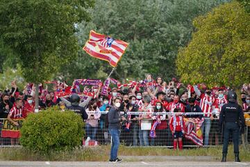 Los jugadores del Atlético de Madrid salen al exterior de Zorrilla para celebrar el título de Liga con los seguidores que se habían desplazado 