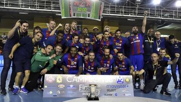Los jugadores del Barcelona Lassa, con el trofeo de vencedores de la Copa del Rey.