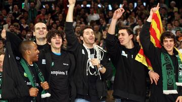Mallet, Popovic, Ricky, Rudy, Franch y Pau Ribas celebran la Copa del Rey de 2008.