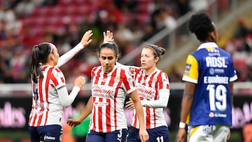 Gabriela Valenzuela, Damaris Godinez, Yamile Franco of Guadalajara during the 7th round match between Guadalajara and Atletico de San Luis as part of the Torneo Clausura 2025 Liga MX Femenil at Akron Stadium on February 06, 2025 in Guadalajara, Jalisco, Mexico.