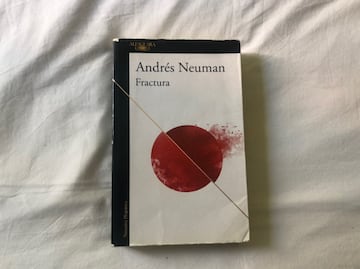 'Fractura' es la historia del Watanabe, superviviente de Nagasaki, durante el accidente nuclear de Fukushima. Un viaje interior y exterior y cuatro mujeres inolvidables, las que fueron llenando su vida. Del primer amor que quema al maduro, desde París a Argentina pasando por España. Ay. Resulta delicioso. Sobre todo su inicio. ¿El primer capítulo? ¿Las primeras palabras de esa primera mujer? Para quedarse a vivir en ellas. 