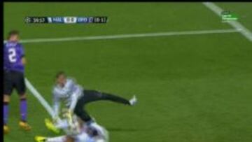 Baptista es obstruido por el defensa y no hace nada a Helton.