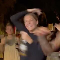 Así son las fiestas de los mejores surfistas del mundo ante la falta de olas