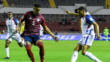 Costa Rica's defender #05 Julio Cascante and Haiti's forward #19 Yassin Fortune fight for the ball during the 2026 FIFA World Cup Concacaf qualifier football match between Costa Rica and Haiti at the National Stadium in San Jose on September 9, 2025. (Photo by Ezequiel BECERRA / AFP)