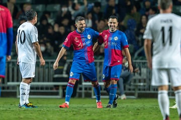 David Villa y Xavi celebran un gol.