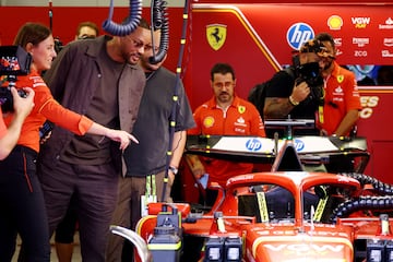 El actor Will Smith visita al equipo Ferrari. 