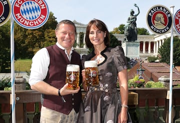 Max Eberl, director deportivo del Bayern de Múnich, junto a Natascha Fruscella durante la fiesta del Oktoberfest celebrado en Munich.