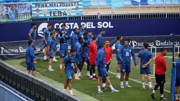 Jugadores del Málaga en La Rosaleda.