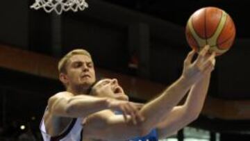 Mejeris frena con falta a Perovic, en el Eurobasket de Lituania.