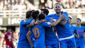 Los jugadores del Valencia celebran el primero gol. 