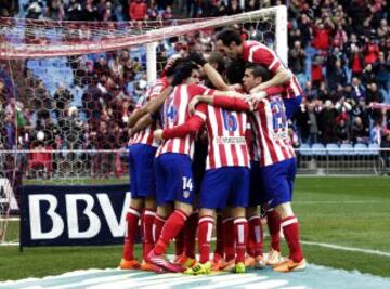 Los jugadores del Atlético de Madrid celebran uno de los goles marcados al Real Valladolid durante el partido correspondiente a la vigésimo cuarta jornada de liga de Primera División