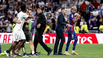 Vinicius le dice algo a Lamine después del Clásico de octubre.