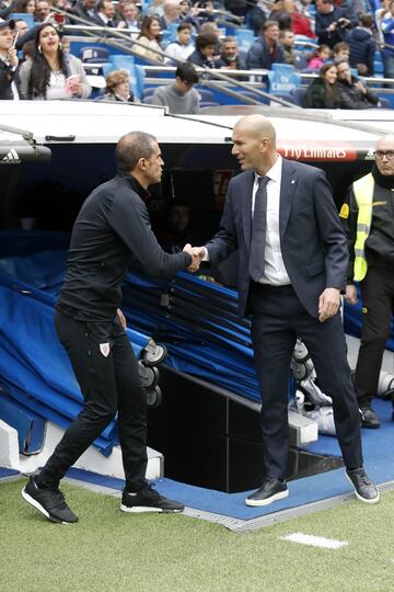 El entrenador del Athletic Club Garitano saluda al entrenador del Real Madrid Zidane. 