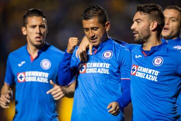 Después de un inicio medio trompicado, Cruz Azul fue a la cancha de Tigres y sacó la victoria por la mínima diferencia gracias a un penal cobrado por Elías Hernández.