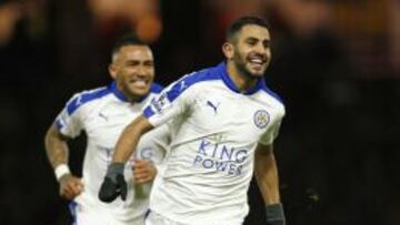 Riyad Mahrez celebra un gol con el Leicester.