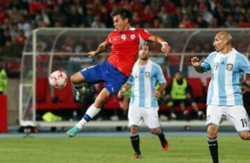 Eduardo Vargas en el duelo frente a Argentina por las clasificatorias.