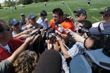 El quarterback fue seleccionado en la 25ª posición del draft de 2012 por los Denver Broncos, levantando muchísima espectación desde el principio. En la foto le vemos entrevistado por una multitud de periodistas durante la pretemporada de 2010, sin haber llegado siquiera a debutar como profesional.