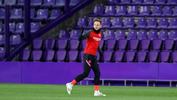 Rakitic, en el calentamiento ante el Valladolid.