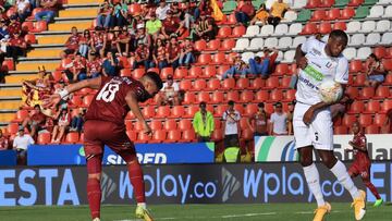 Acción de juego del partido entre Tolima y Once Caldas.