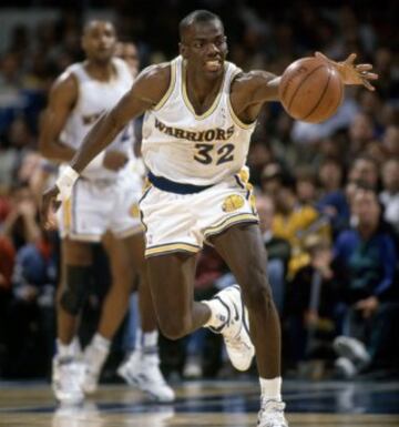 Tyrone Hill con la camiseta de 1988 a 1997.
