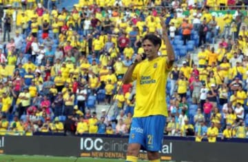 El jugador de la UD Las Palmas Juan Carlos Valerón durante el homenaje que le brindó hoy el club tras el partido de Liga con el Athletic Club de Bilbao, último de "El Flaco", hoy en el estadio Gran Canaria.