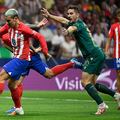 Atletico Madrid's French forward #07 Antoine Griezmann (L) is challenged by Cadiz's Spanish midfielder #15 Javi Hernandez (R) during the Spanish Liga football match between Club Atletico de Madrid and Cadiz CF at the Metropolitano stadium in Madrid on October 1, 2023. (Photo by JAVIER SORIANO / AFP)