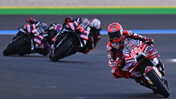 AMDEP2450. GOIÂNIA (BRASIL), 21/03/2026.- El español Marc Marquez (d-adelante) de Ducati Lenovo Team compite durante el esprint del Gran Premio de Brasil de MotoGP este sábado, en el autódromo Ayrton Senna en Goiânia (Brasil). EFE/ Andre Borges