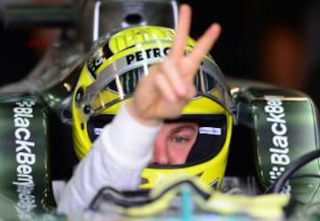 El piloto de Mercedes Nico Rosberg de Alemania señala técnicos durante los entrenamientos de la Fórmula Uno Gran Premio de Canadá en el Circuito Gilles Villeneuve en Montreal