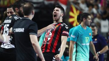 Alex Dujsebaev celebra la clasifucación de Vardar.