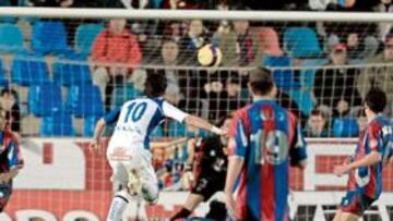 <b>DURO GOLPE. </b>El Levante se queda con pie y medio en Segunda.