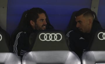 Los jugadores del Real Madrid Isco y Ceballos en el banquillo. 