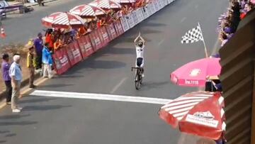 Marcos García celebra por error la victoria en la segunda etapa del Tour de Tailandia.