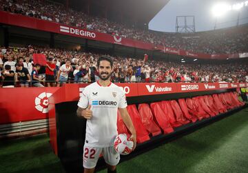 El malagueño Isco se da un baño de masas en su presentación en el Sánchez Pizjuán.