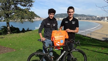 Los ciclistas Enekoitz y Xabier Mikel Azparren posan con el maillot del Euskaltel-Euskadi, el equipo en el que correrán durante la temporada 2023.