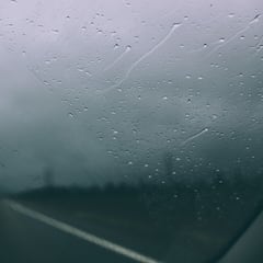 Qué hacer y qué no si te pilla una tormenta eléctrica en el coche durante el verano