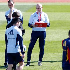 España olvida a Luis Enrique y pasa al flexible 4-2-3-1