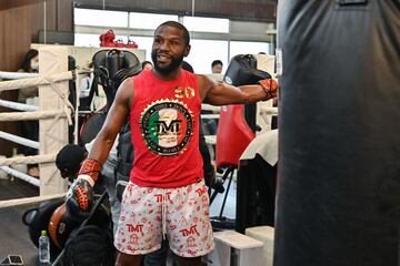 El boxeador estadounidense Floyd Mayweather rodeado de una gran expectación durante su entrenamiento en Tokyo, Japón, para preparar el combate de exhibición planeado contra el artista marcial mixto japonés Mikuru Asakura el próximo 25 de septiembre.