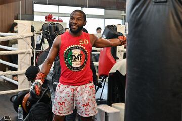 El boxeador estadounidense Floyd Mayweather rodeado de una gran expectación durante su entrenamiento en Tokyo, Japón, para preparar el combate de exhibición planeado contra el artista marcial mixto japonés Mikuru Asakura el próximo 25 de septiembre. 