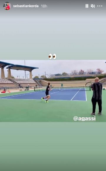 Agassi supervisa un entrenamiento de Korda.