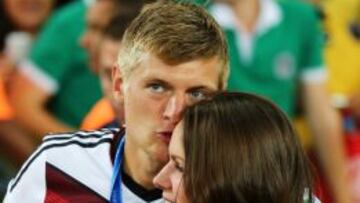 Toni Kroos abraza a su novia tras ganar el Mundial con Alemania. 