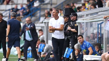 Garitano en A Malta dando órdenes desde el banquillo. Foto: Cádiz CF.