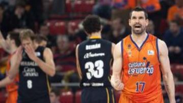 Rafa Mart&iacute;nez, del Valencia Basket Club, celebra la victoria ante el Herbalife Gran Canaria, pese a perder en la final contra el Barcelona Regal.