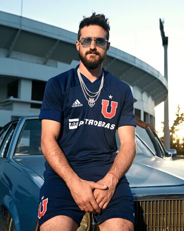 Integrantes de los equipos femenino y masculino dieron a conocer la nueva camiseta de Universidad de Chile con miras a la próxima temporada.