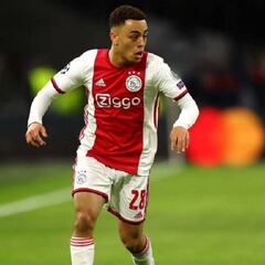 Sergiño Dest, lateral derecho del Ajax, en la órbita del Barça