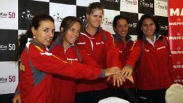 Presentaci&oacute;n del equipo de tenis femenino para la Copa Federacion compuesto por: Nuria Llagostera, Lourdes Dominguez, Tita Torro, Silvia Soler y la capitana Conchita Mart&iacute;nez.